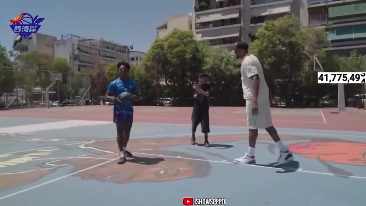 有点东西?！字母哥看1米76甲亢哥扣篮 成功后两人激情庆祝