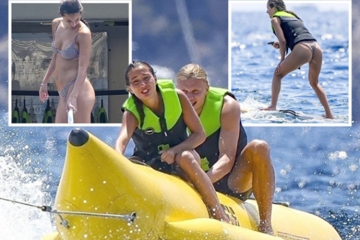 大香蕉哈兰德与女友海滩浪漫度假，同乘香蕉船海上冲浪
